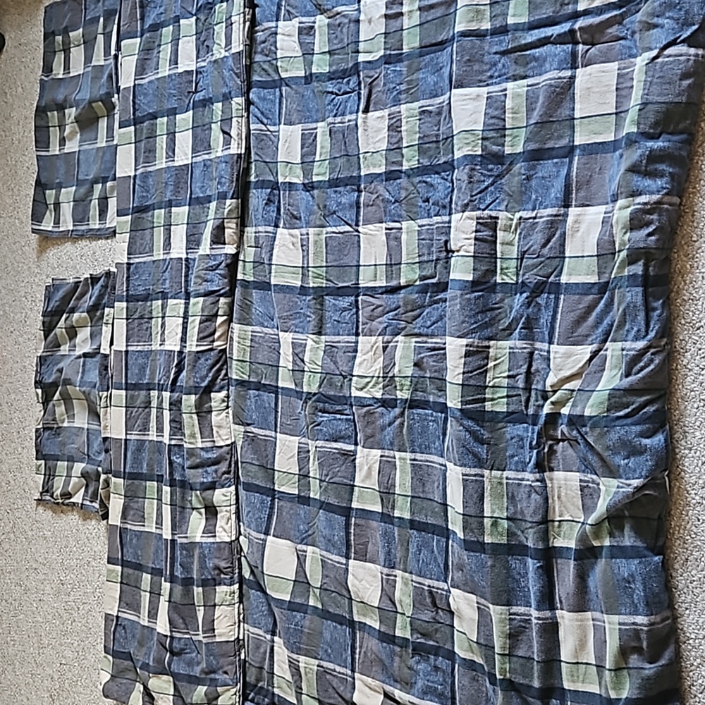 Gap Home Heavy Winter Comforter and 2 Standard Pillow Cases Set.